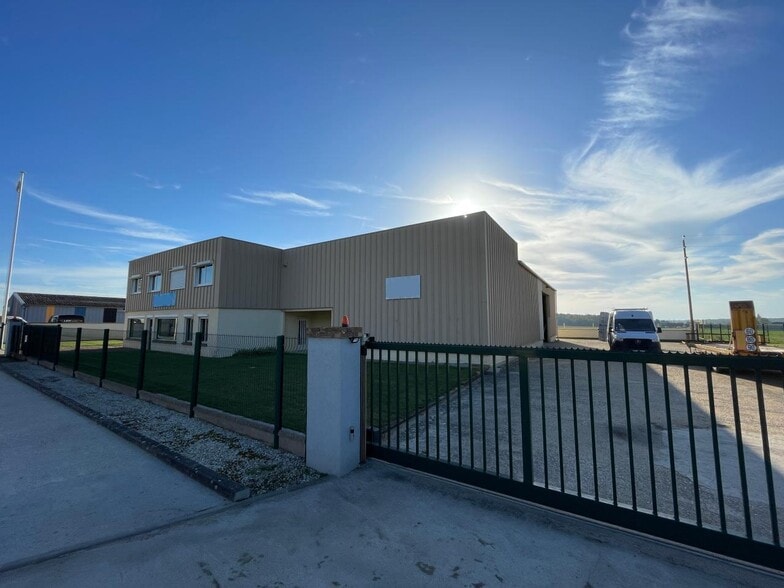 Local d'activités dans Guichainville à vendre - Photo de l’immeuble – Image 3 sur 27