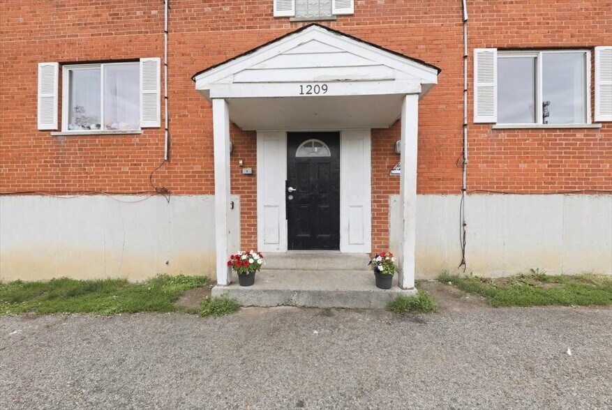 1209 W Galbraith Rd, Cincinnati, OH à vendre - Photo de l’immeuble – Image 2 sur 14
