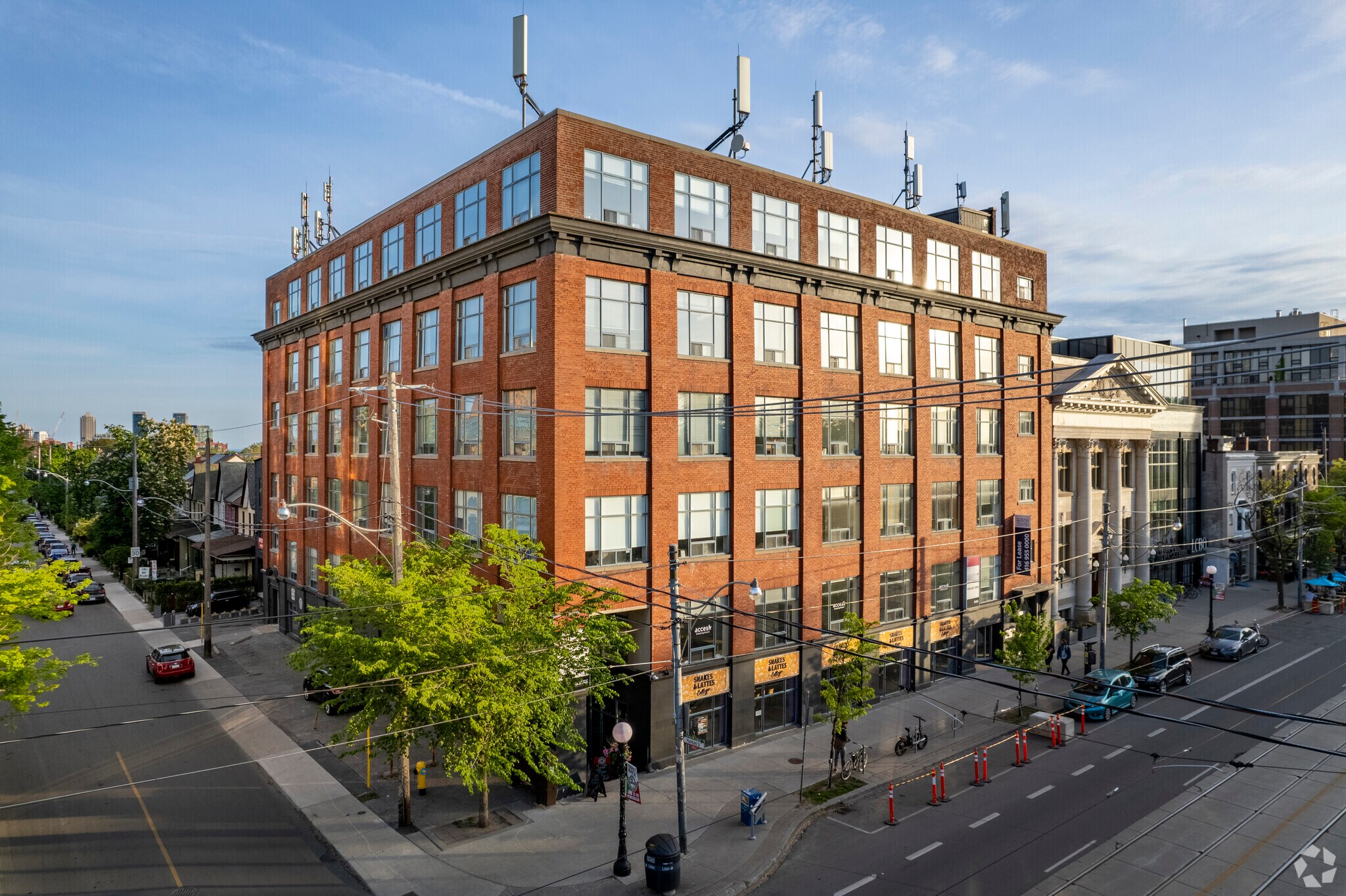 489 College St, Toronto, ON à louer Photo principale– Image 1 sur 6