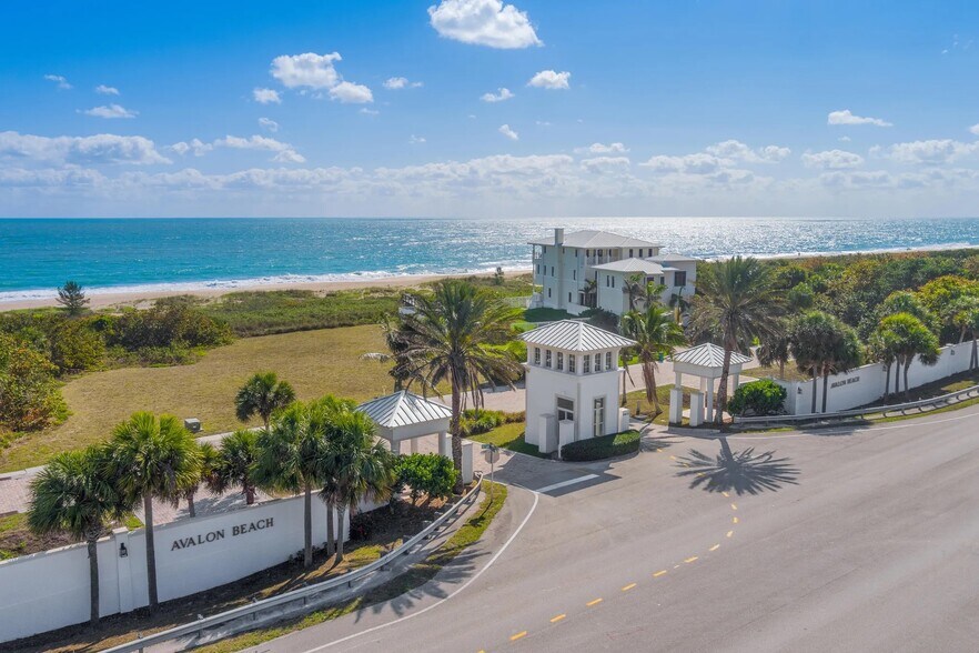 104 Ocean Estates Dr, Hutchinson Island, FL à vendre - Photo principale – Image 1 sur 14