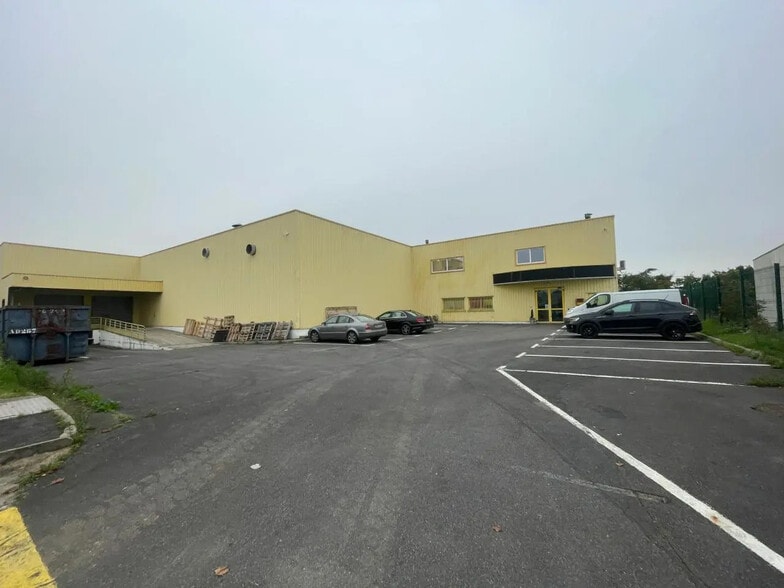 Local d’activités dans La Ville-du-Bois à louer - Photo de l’immeuble – Image 3 sur 3