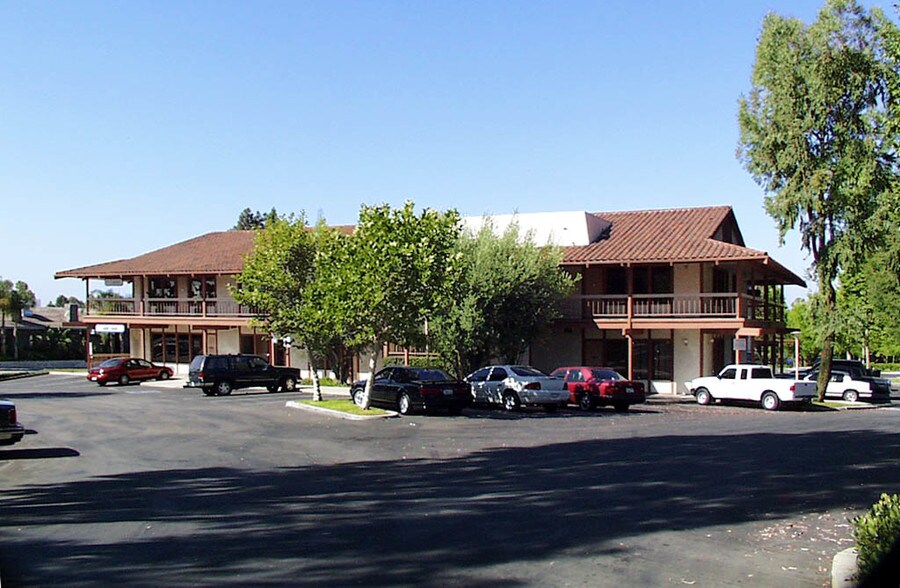 111 W Bastanchury Rd, Fullerton, CA à louer - Photo de l’immeuble – Image 2 sur 4