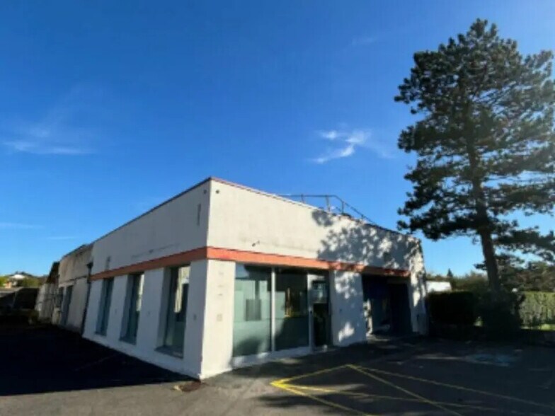 Bureau dans Grand-Charmont à louer - Photo de l’immeuble – Image 3 sur 8