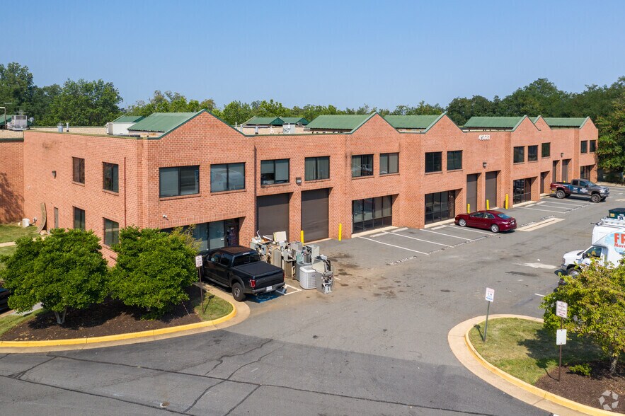 45681 Oakbrook Ct, Sterling, VA à vendre - Photo principale – Image 1 sur 9