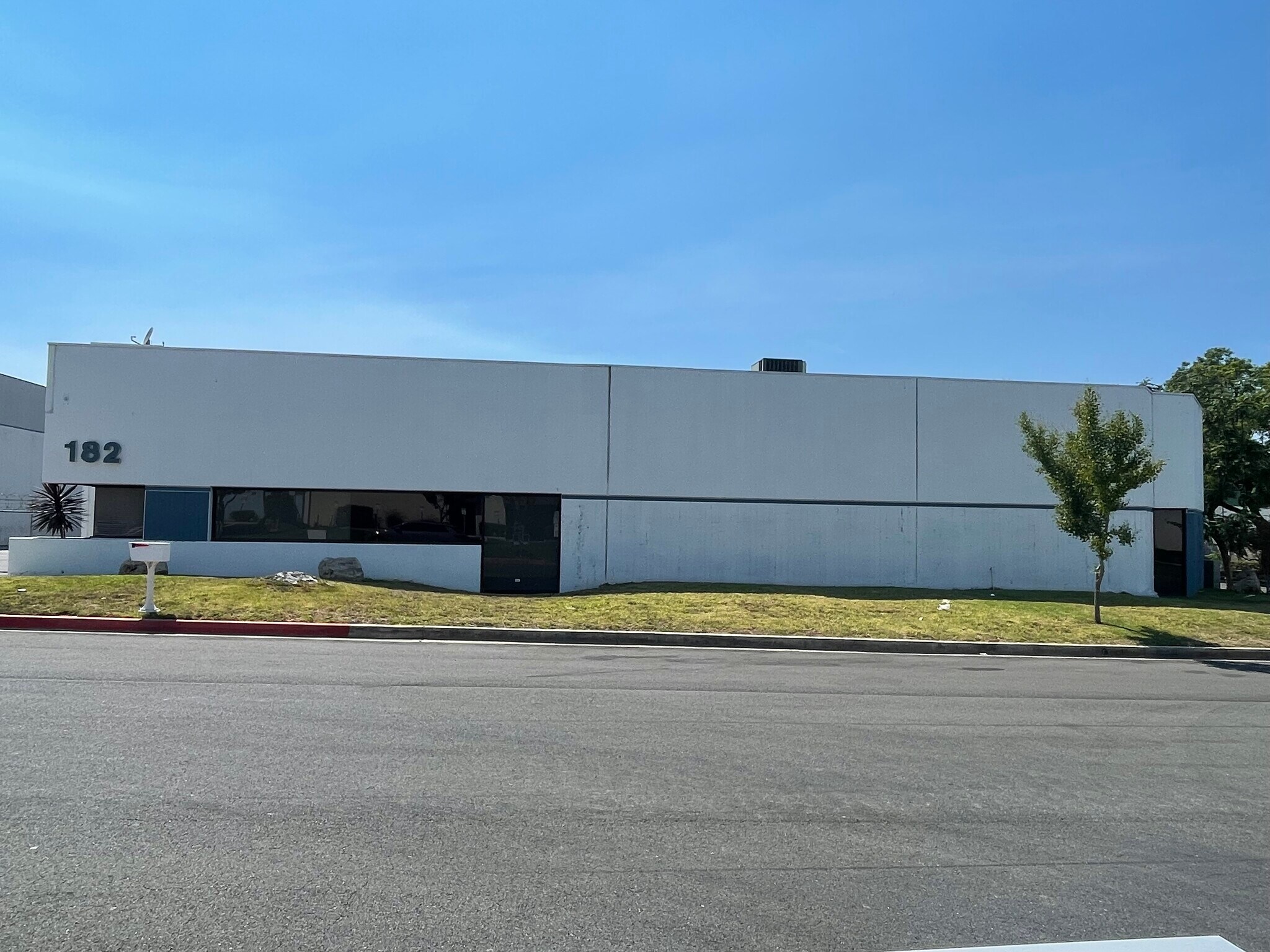 182 Business Center Dr, Corona, CA à louer Photo de l’immeuble– Image 1 sur 11