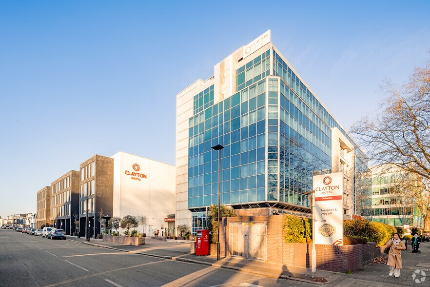 626 Chiswick High Rd, Londres à vendre - Photo principale – Image 1 sur 6