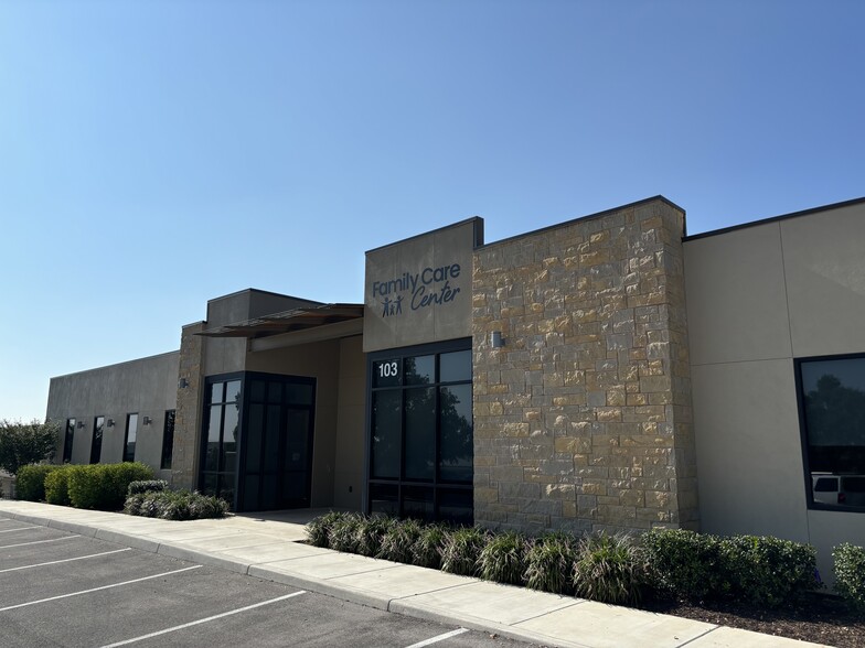 11207 Wild Pine, San Antonio, TX à louer - Photo de l’immeuble – Image 2 sur 6