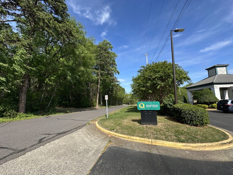 6325 Amp Dr, Clemmons, NC à vendre - Photo de l’immeuble – Image 2 sur 4