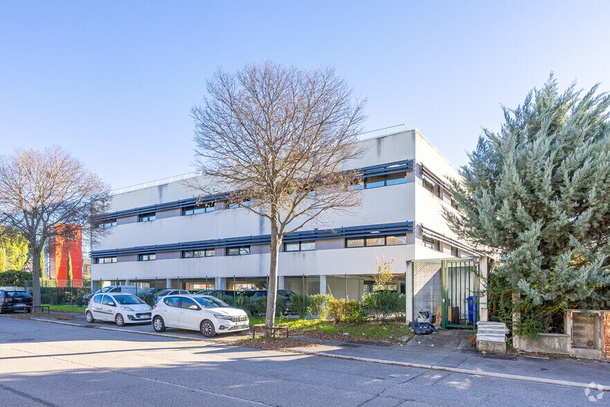 210 Rue Frédéric Joliot Curie, Aix-en-Provence à vendre - Photo de l’immeuble – Image 2 sur 7