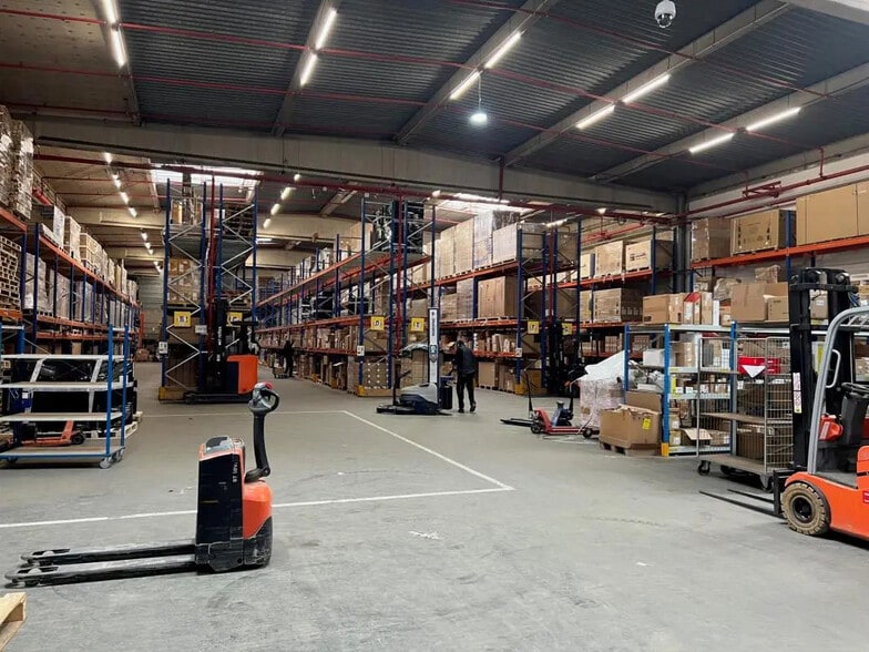 Local d’activités dans Saint-Denis à louer - Photo intérieure – Image 2 sur 11