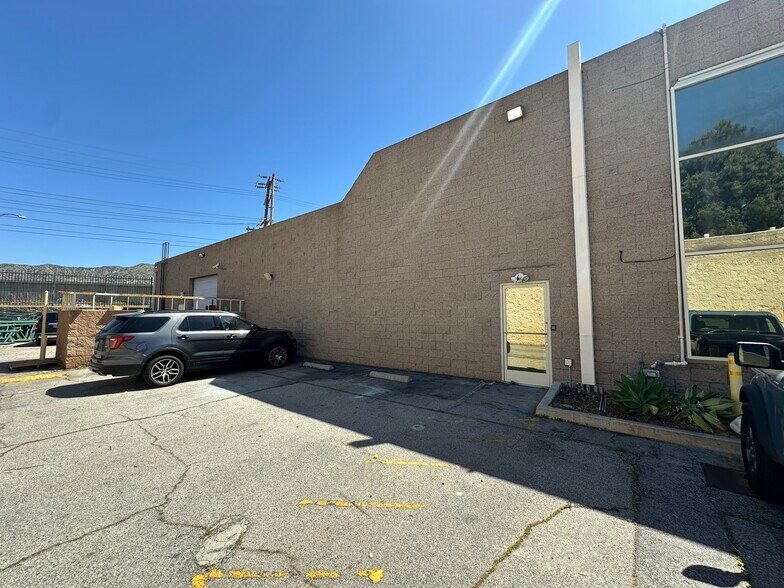 2070 Floyd St, Burbank, CA à louer - Photo de l’immeuble – Image 3 sur 14