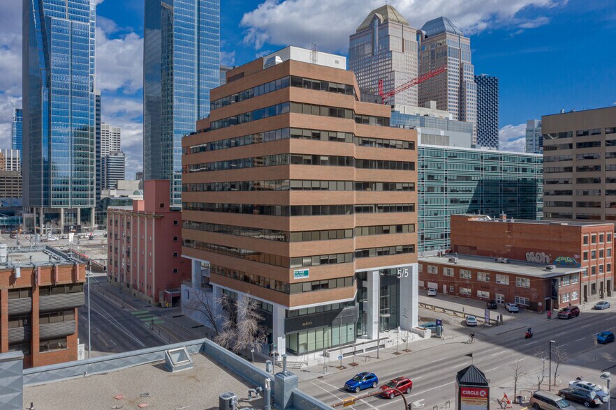 550 11th Ave SW, Calgary, AB à louer - Photo de l’immeuble – Image 1 sur 8