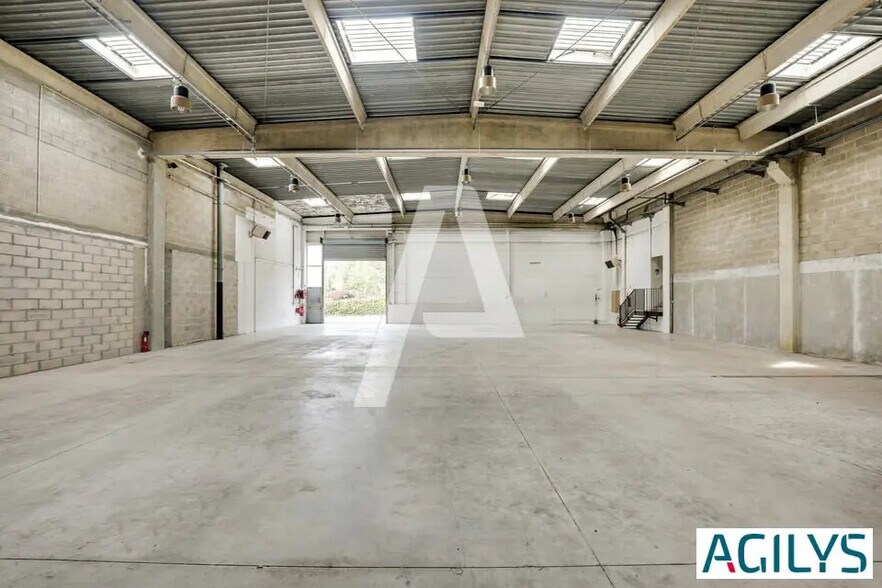 Local d’activités dans Palaiseau à louer - Photo de l’immeuble – Image 3 sur 11
