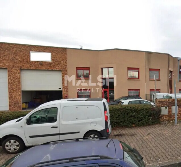 Local d’activités dans Vénissieux à louer - Photo de l’immeuble – Image 1 sur 17
