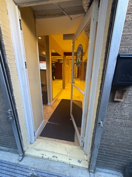 251 W 81st St, New York, NY à louer - Photo de l’immeuble – Image 3 sur 12