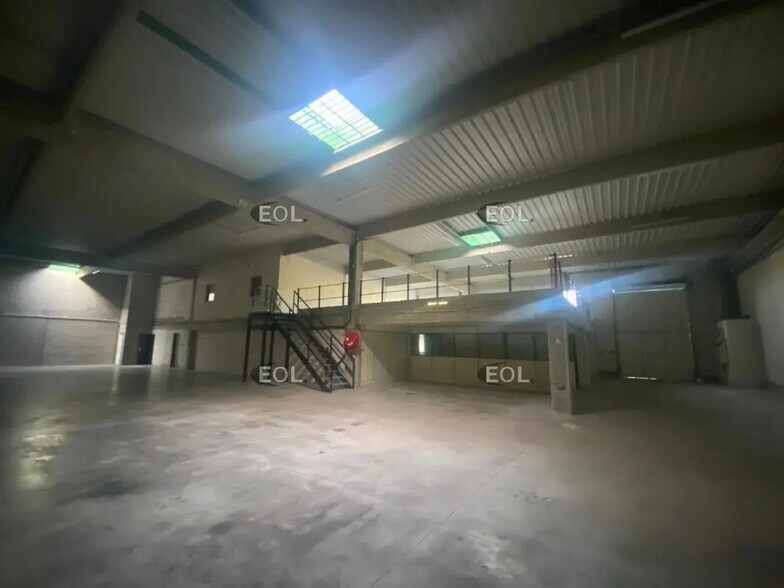 Local d’activités dans Pontault-Combault à louer - Photo de l’immeuble – Image 3 sur 11