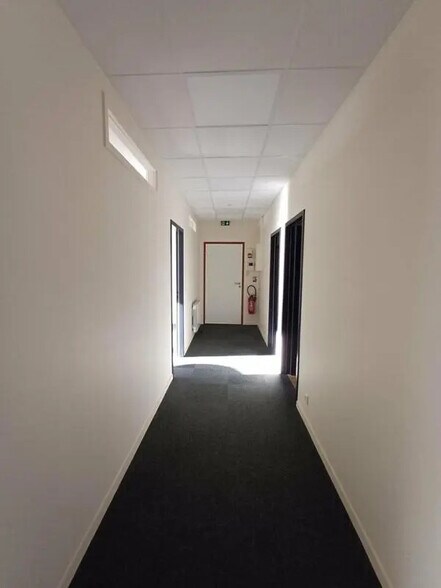 Bureau dans Saint-Contest à louer - Photo intérieure – Image 2 sur 7