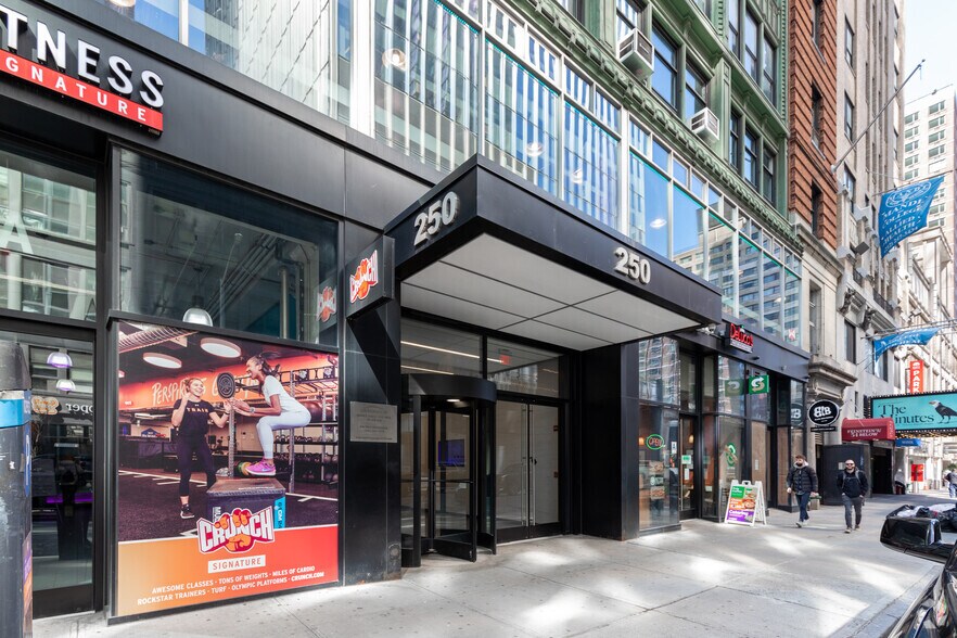 250-252 W 54th St, New York, NY à louer - Photo de l’immeuble – Image 2 sur 7