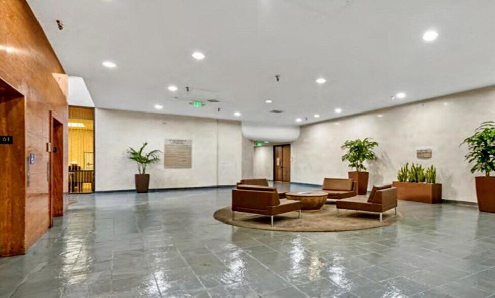 21731 Ventura Blvd, Woodland Hills, CA à louer - Hall d’entrée – Image 2 sur 42