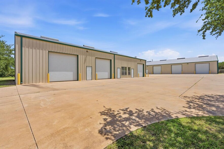 Portfolio of 3 Industrial Flex Buildings portefeuille de 3 biens à vendre sur LoopNet.fr - Photo de l’immeuble – Image 3 sur 37