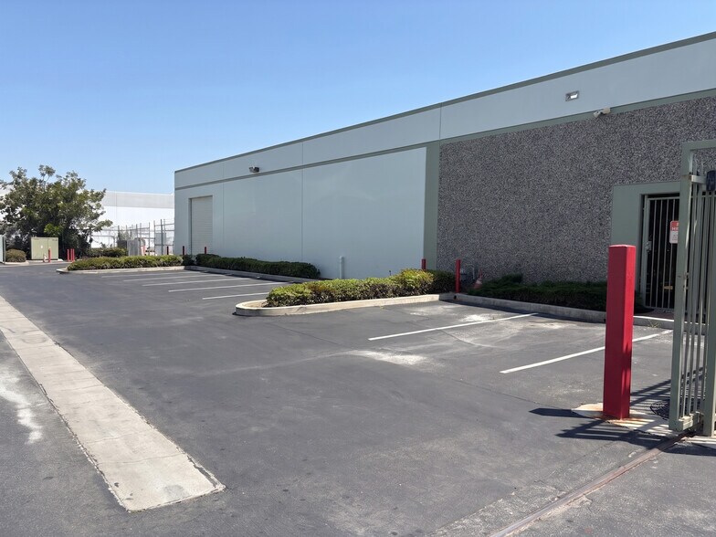 1219 W Mahalo Pl, Compton, CA à louer - Photo de l’immeuble – Image 3 sur 4