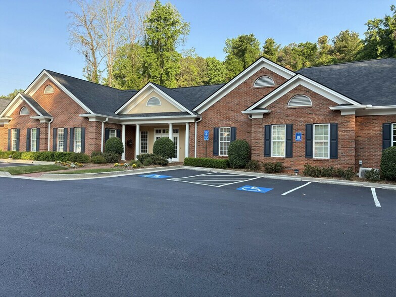 726 S Enota Dr NE, Gainesville, GA à louer - Photo de l’immeuble – Image 1 sur 4