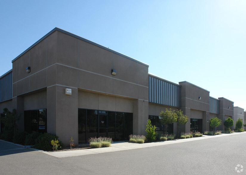 590 W Locust Ave, Fresno, CA à louer - Photo de l’immeuble – Image 2 sur 2