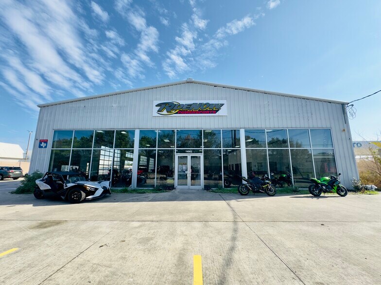 14902 N Fwy Service Rd, Houston, TX à vendre - Photo de l’immeuble – Image 1 sur 52