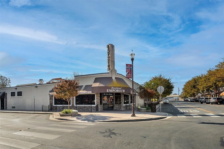561 1st St, Brentwood, CA à vendre - Photo de l’immeuble – Image 2 sur 34