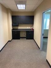 121 E Magnolia St, Friendswood, TX à louer Photo intérieure– Image 2 sur 4