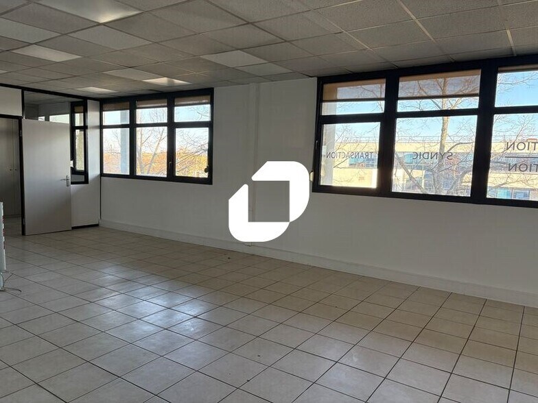 Bureau dans Bron à louer - Photo de l’immeuble – Image 2 sur 5