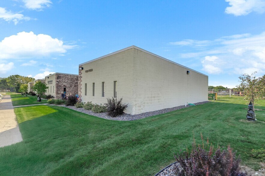3825 Lake Elmo Ave N, Lake Elmo, MN à louer - Photo de l’immeuble – Image 3 sur 18