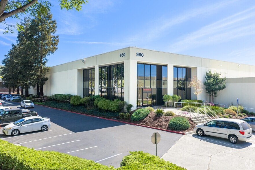 950 Yosemite Dr, Milpitas, CA à louer - Photo principale – Image 1 sur 6