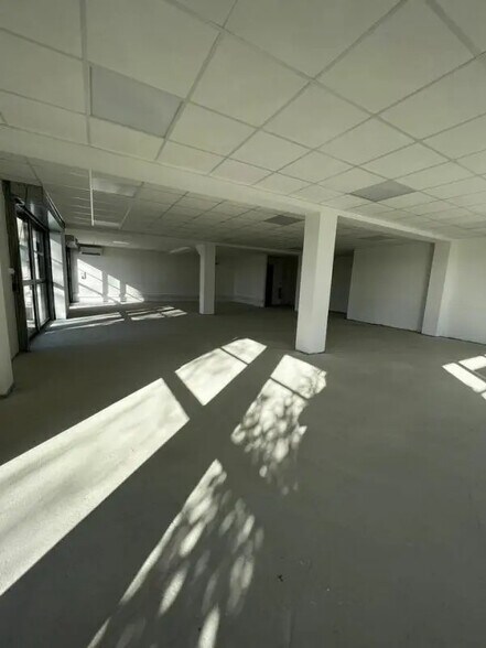 Local commercial dans Caissargues à louer - Photo intérieure – Image 2 sur 3