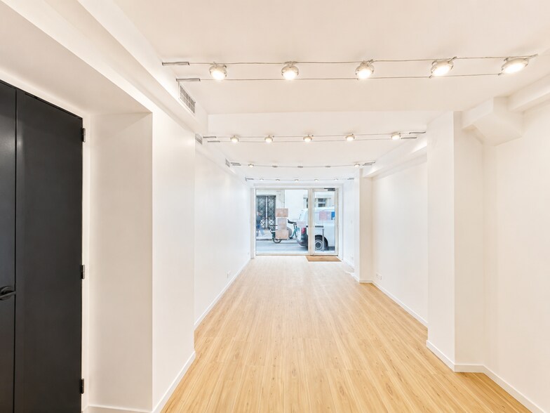 Immeuble residentiel dans Paris à vendre - Photo intérieure – Image 3 sur 3
