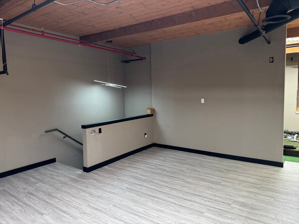 4125 Market St, Ventura, CA 93003 - Lot 11 - - Photo intérieure - Image 1 of 29