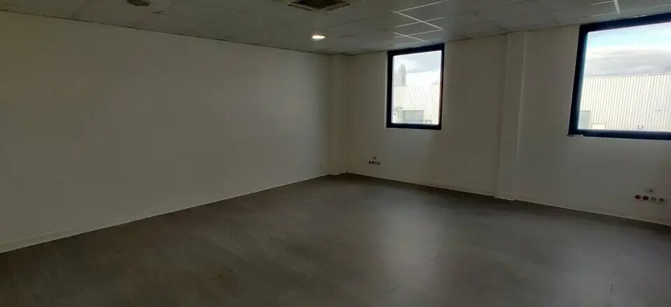 Bureau dans Grigny à louer - Photo de l’immeuble – Image 1 sur 4