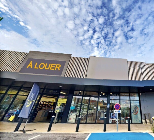 Local commercial dans Chasseneuil-du-Poitou à louer Photo de l’immeuble– Image 1 sur 4