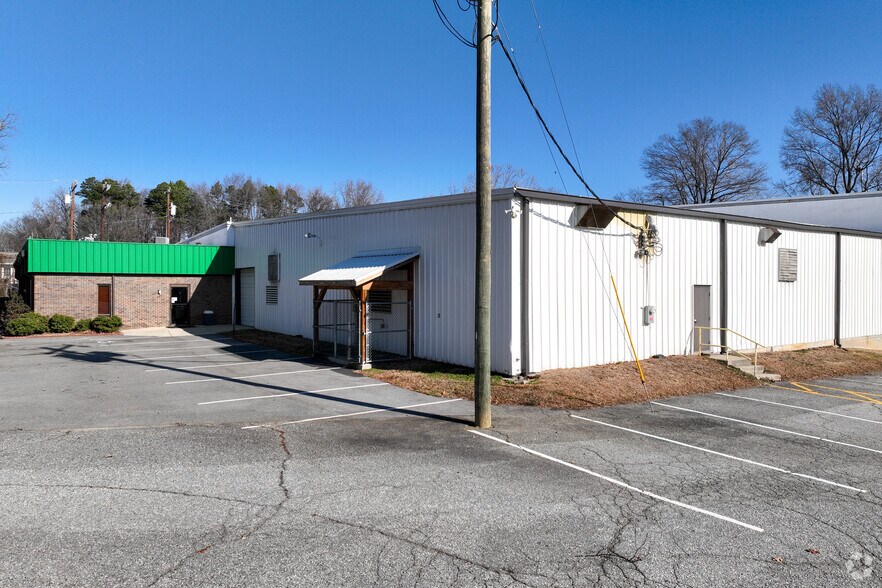 501 W Camel St, Greensboro, NC à louer - Photo de l’immeuble – Image 3 sur 7