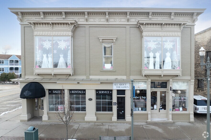 704 W Main St, Lake Geneva, WI à louer - Photo de l’immeuble – Image 2 sur 3
