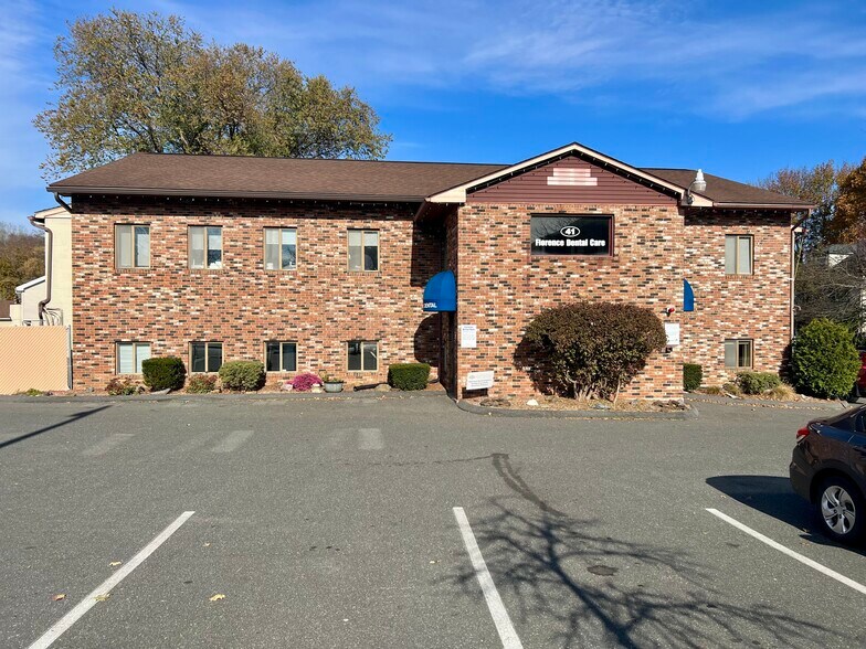 41 Main St, Florence, MA à louer - Photo de l’immeuble – Image 2 sur 22