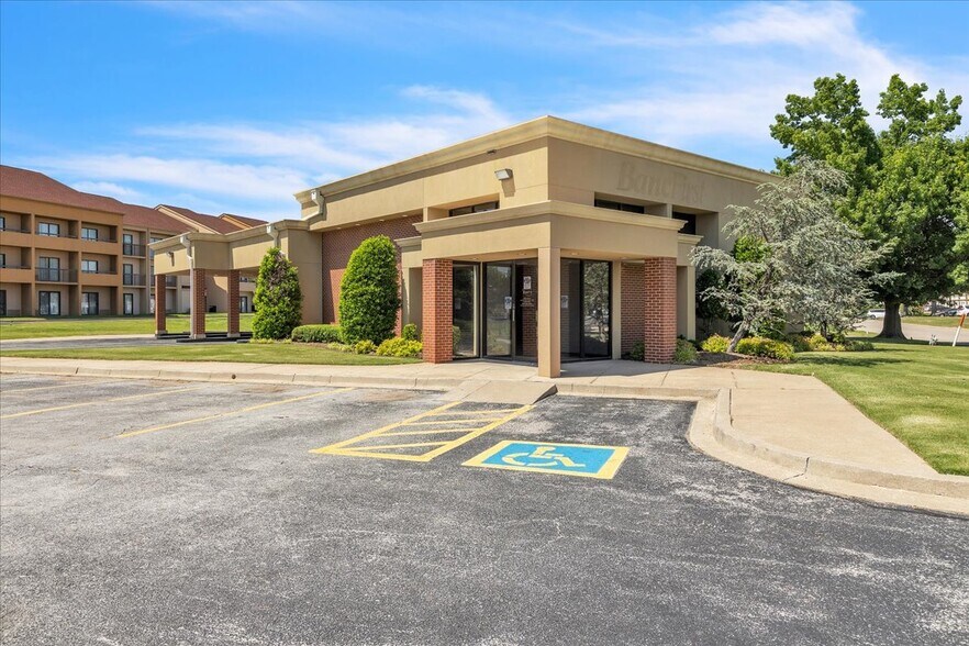 809 Cornell Pky, Oklahoma City, OK à vendre - Photo de l’immeuble – Image 1 sur 26