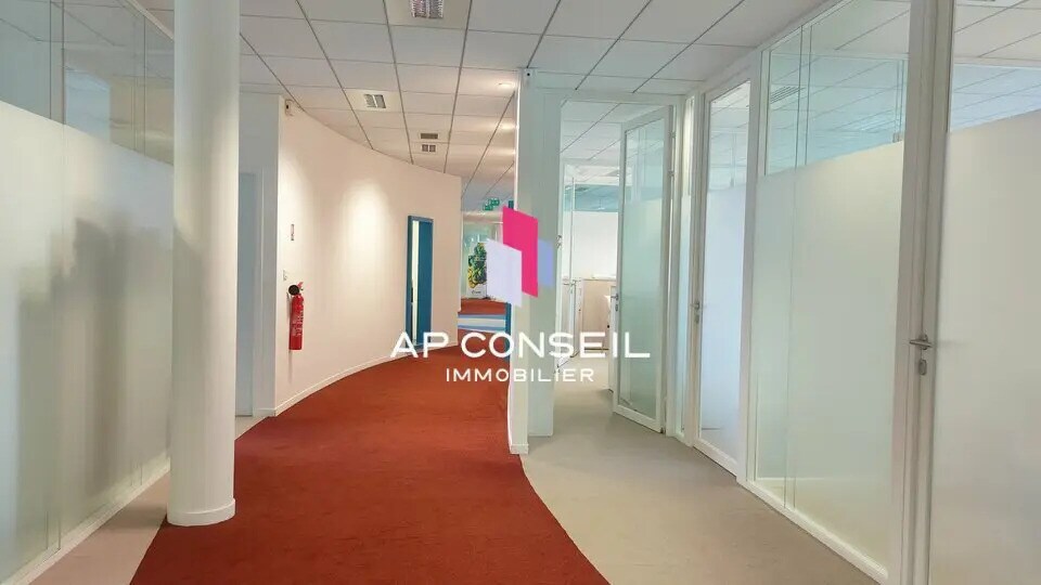 Bureau dans Voisins-le-Bretonneux à louer - Photo de l’immeuble – Image 3 sur 27