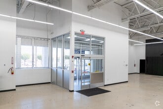 1700 W 49th St, Hialeah, FL à louer Photo intérieure– Image 2 sur 23