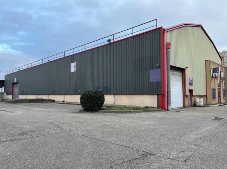 Local d’activités dans Vénissieux à louer - Photo de l’immeuble – Image 3 sur 10