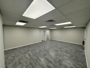 180 Tices Ln, East Brunswick, NJ à louer Photo de l’immeuble– Image 2 sur 5