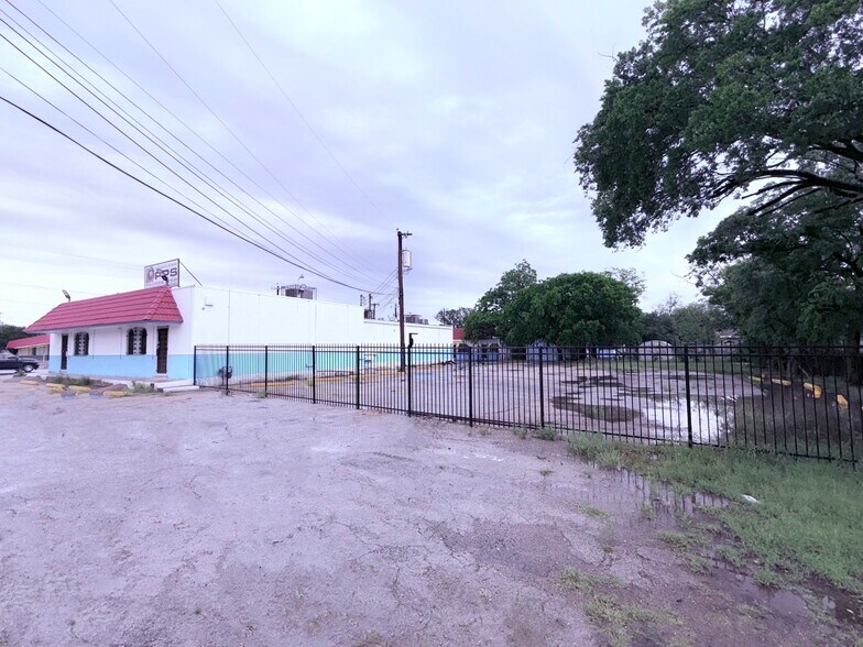 1246 S General McMullen Dr, San Antonio, TX à louer - Photo de l’immeuble – Image 3 sur 5