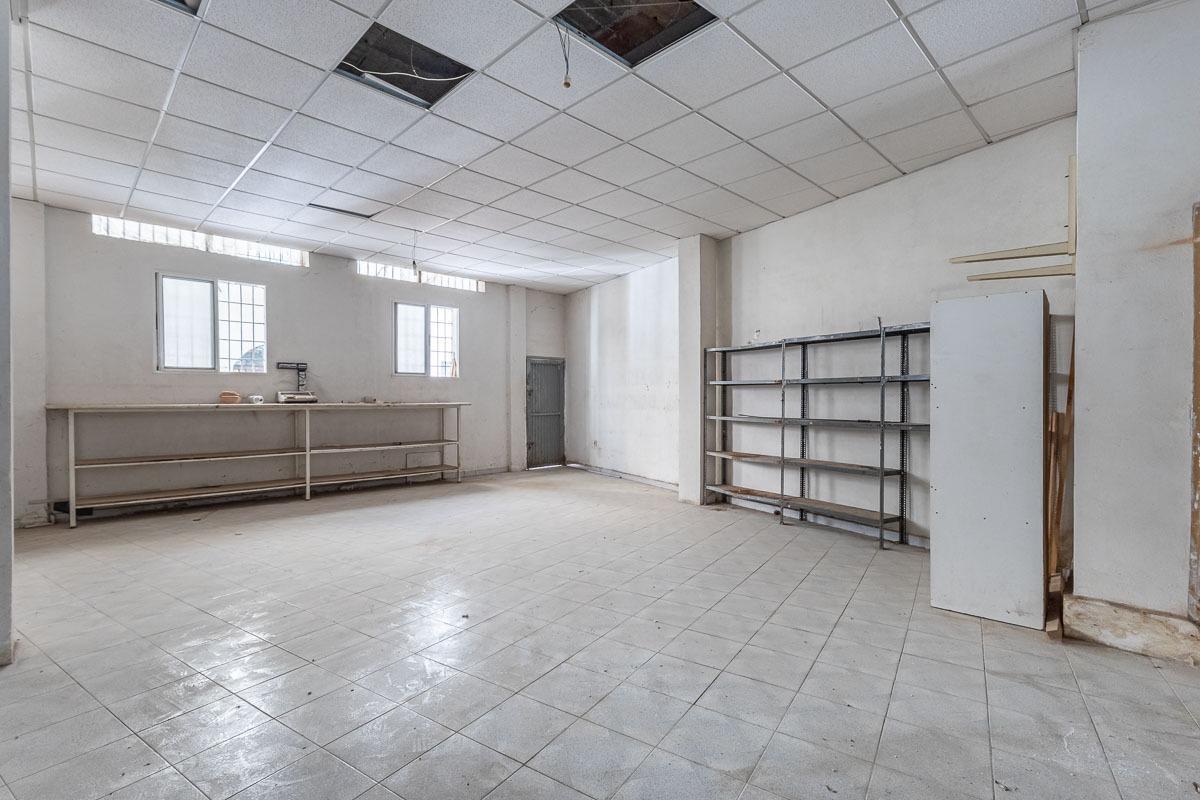 Local commercial dans Baza à vendre Photo intérieure– Image 1 sur 41