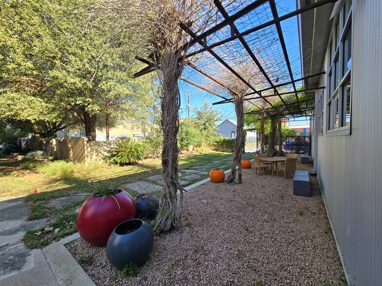 114 E Cevallos, San Antonio, TX à louer - Photo de l’immeuble – Image 2 sur 11
