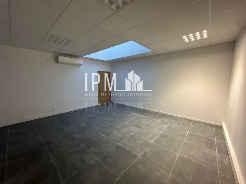 Local commercial dans Roquevaire à louer Photo de l’immeuble– Image 1 sur 6